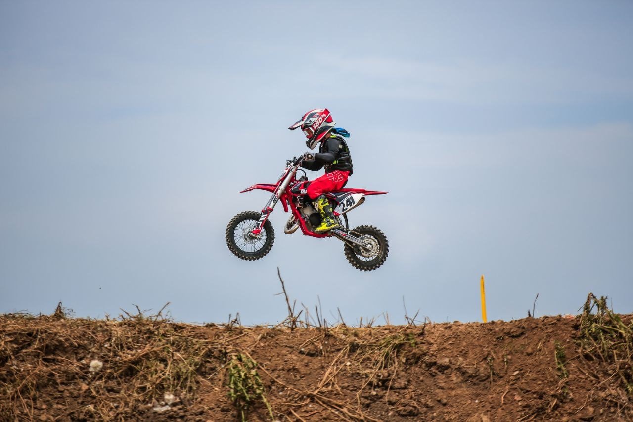 Babasını örnek aldı, 7 yaşında motokrosçu oldu