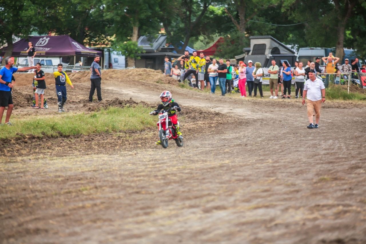 Babasını örnek aldı, 7 yaşında motokrosçu oldu