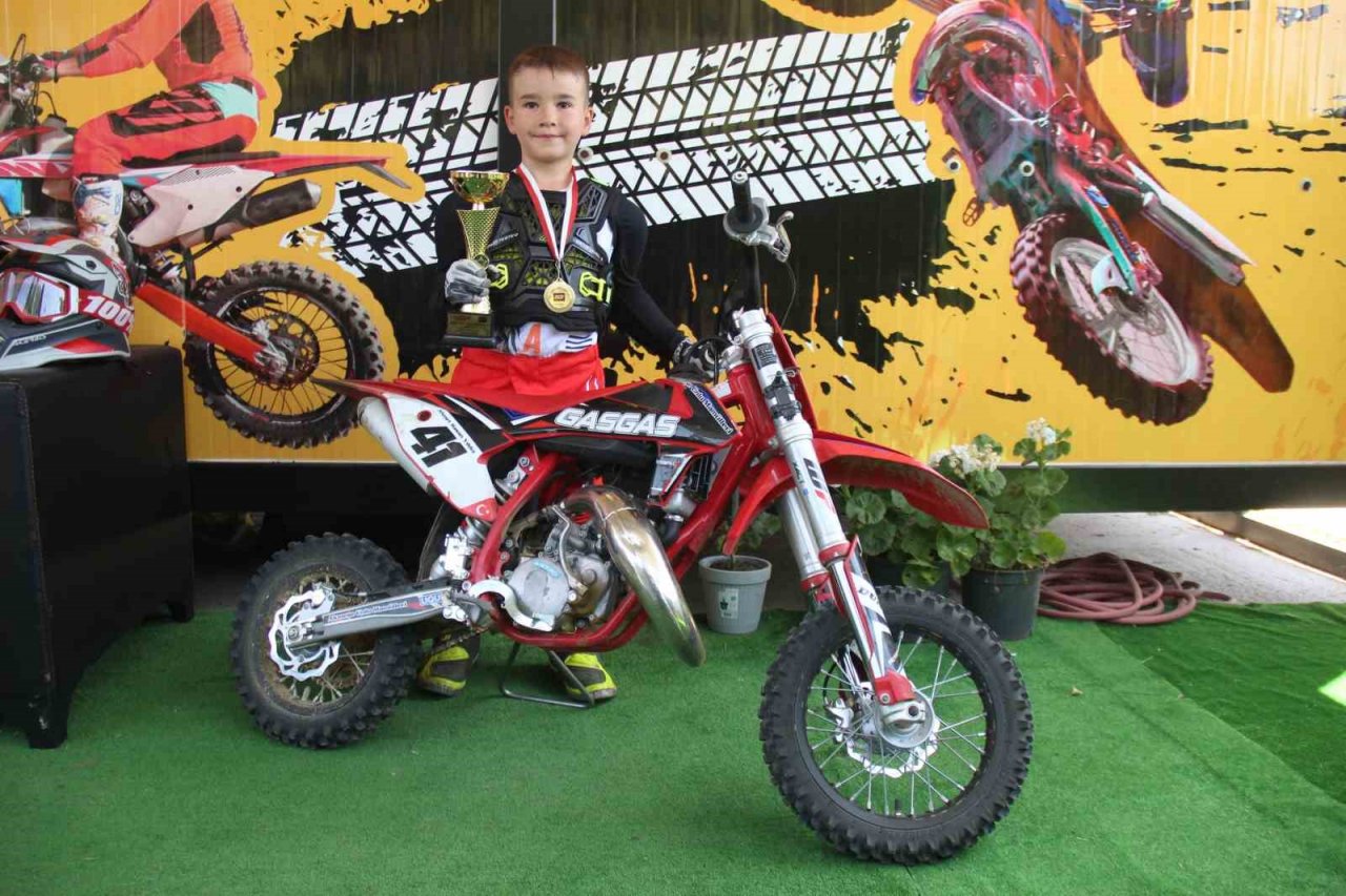 Babasını örnek aldı, 7 yaşında motokrosçu oldu