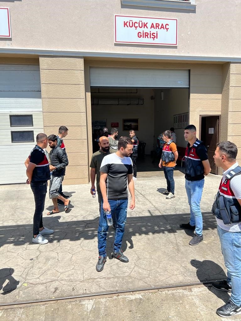 Yasa dışı yollarla ülkeye giren 12 düzensiz göçmen sınır dışı edildi