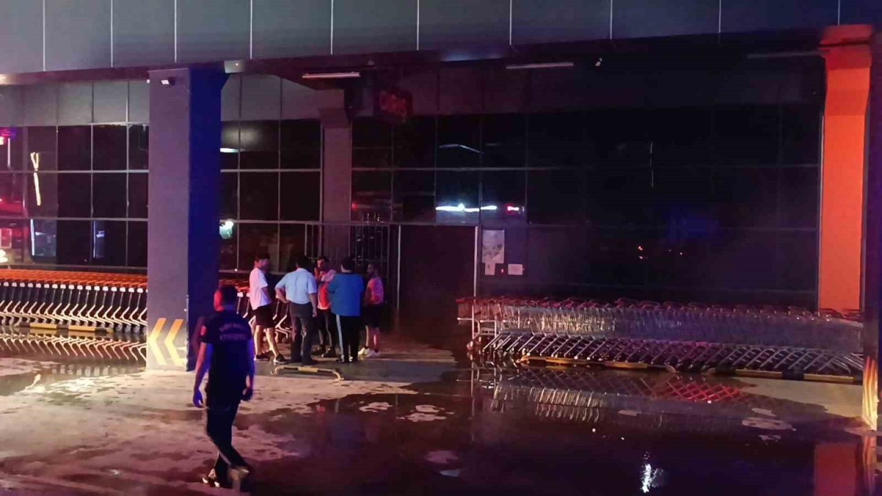 Toptan markette yangın: Söndürme sistemi faciayı önledi