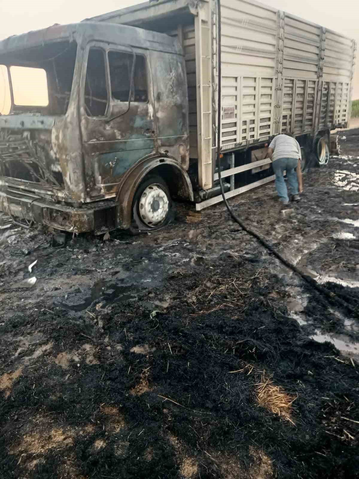 Konya’da buğday yüklü kamyon yandı