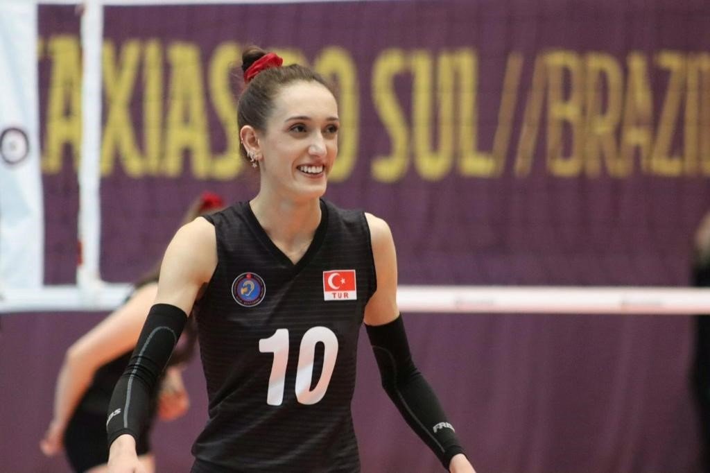 Milli yıldız Selinay Akçin, Manisa BBSK’de