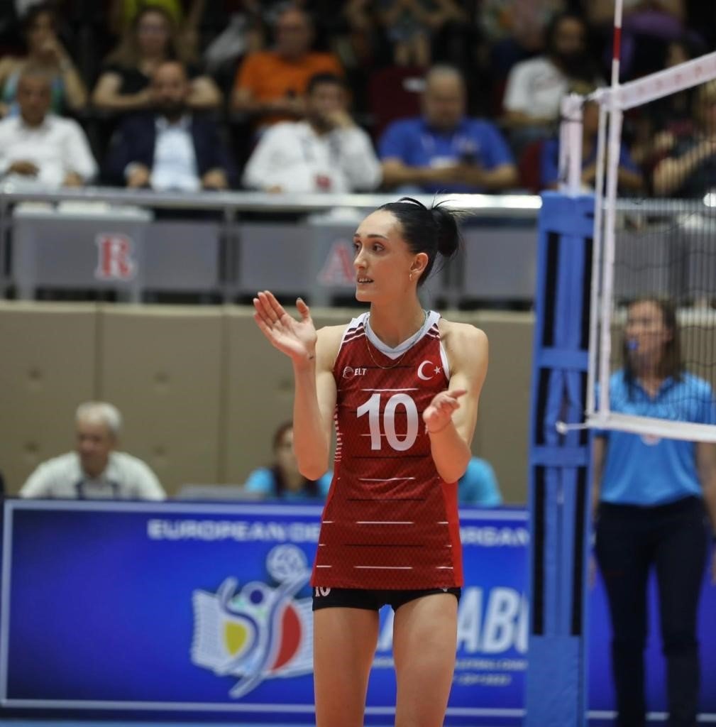 Milli yıldız Selinay Akçin, Manisa BBSK’de