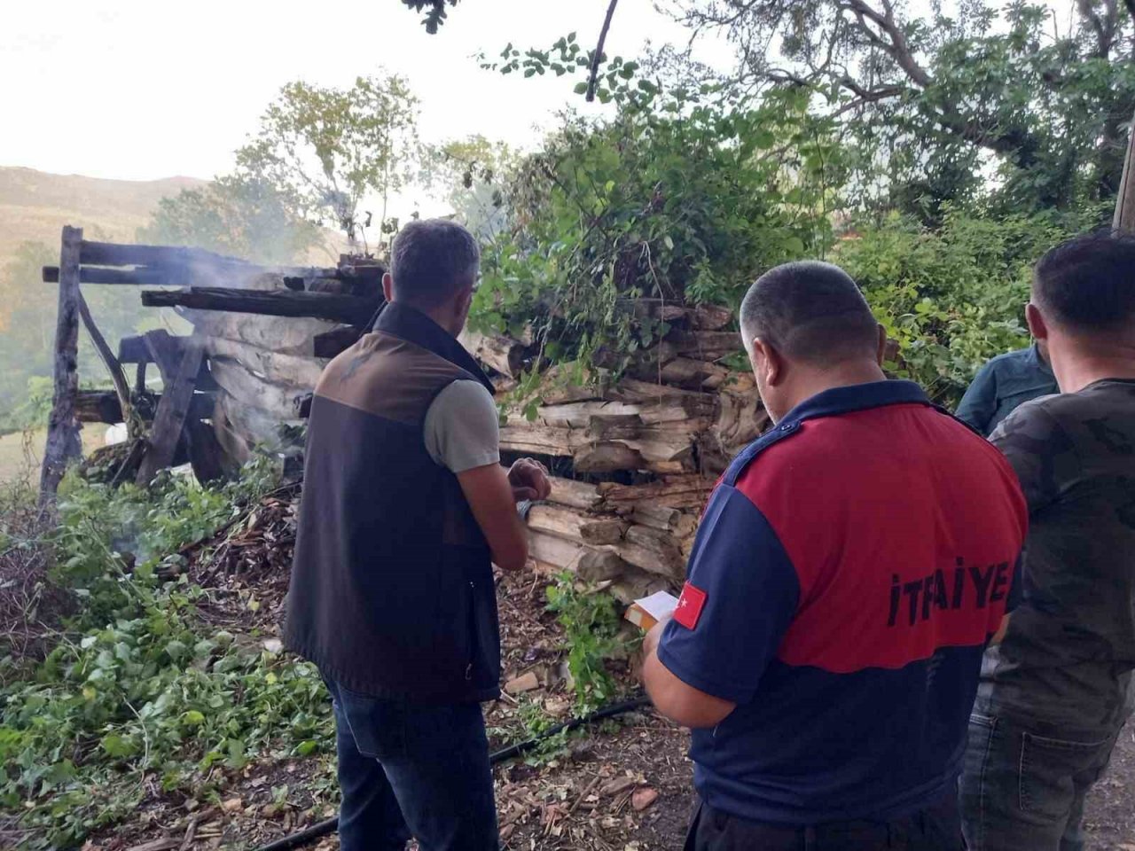 Sinop’ta ahşap ev yanarak kül oldu