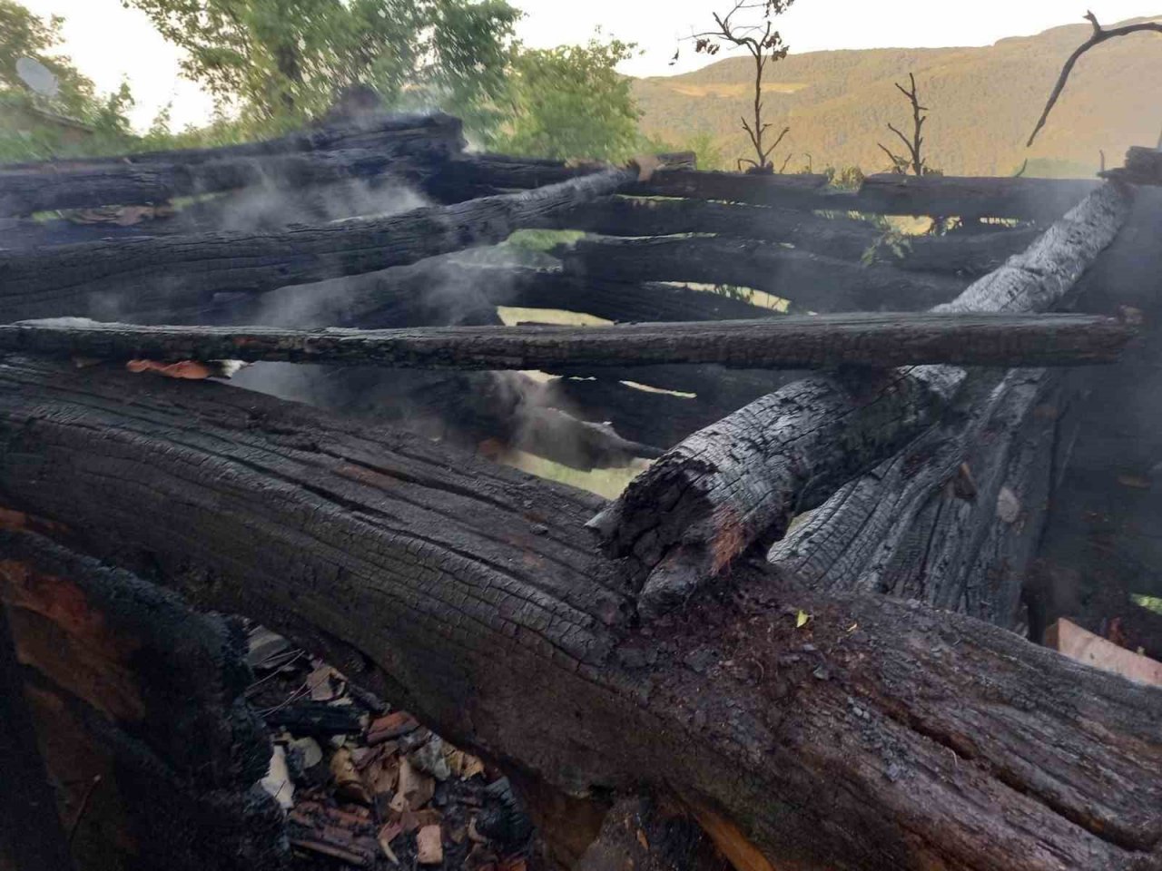 Sinop’ta ahşap ev yanarak kül oldu