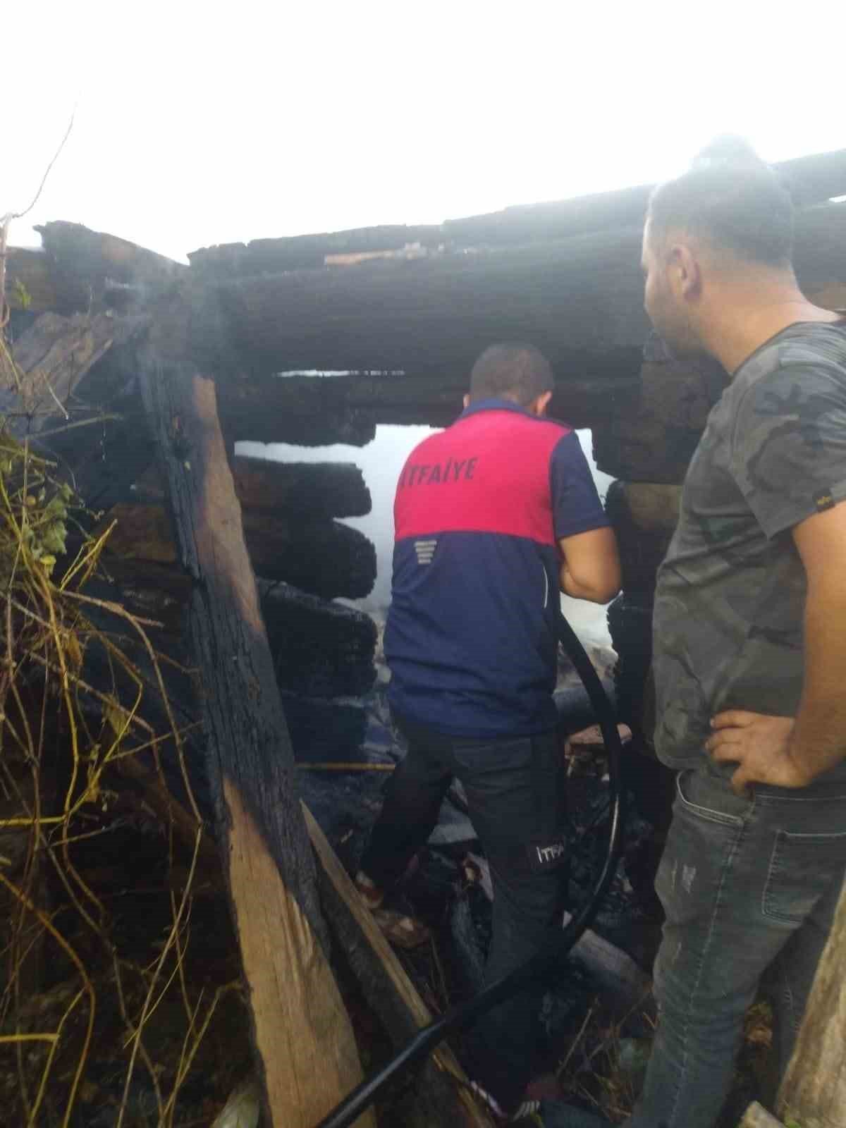 Sinop’ta ahşap ev yanarak kül oldu