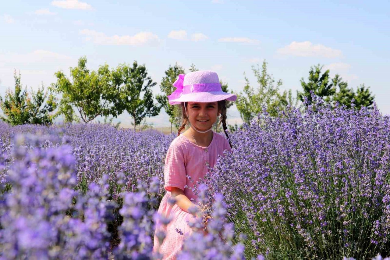 Kokusu mest ediyor, rengi büyülüyor