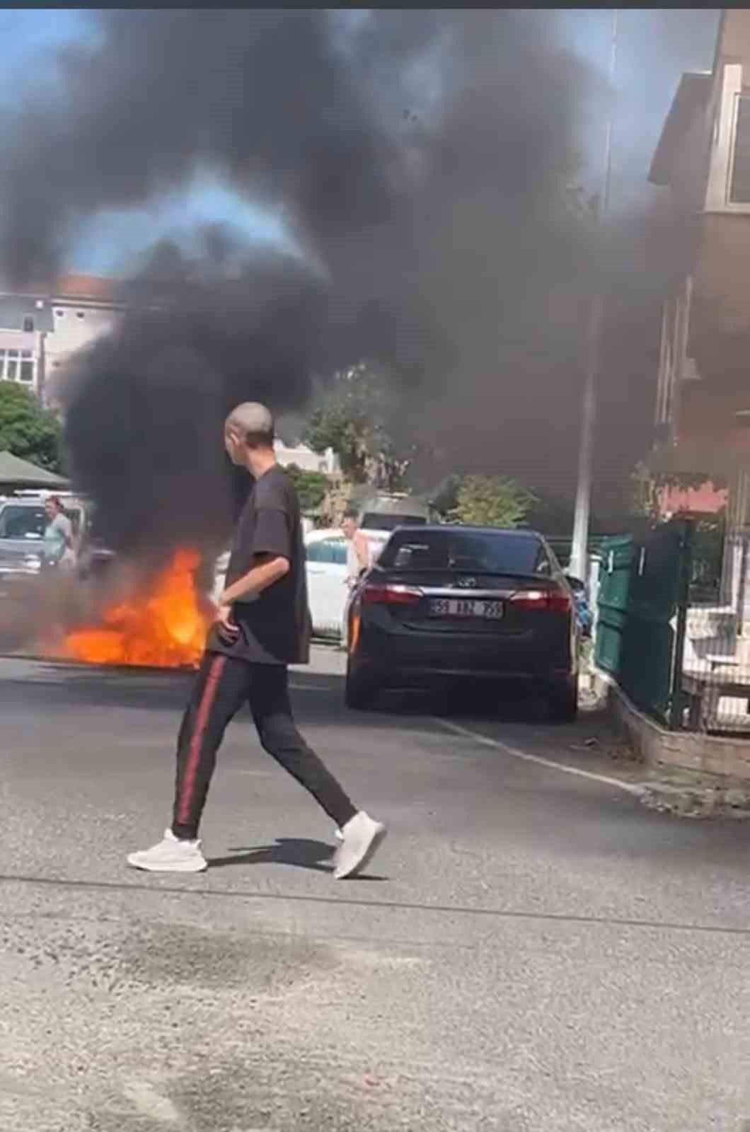 Yol ortasında alev alan motosiklet patlayarak kül oldu