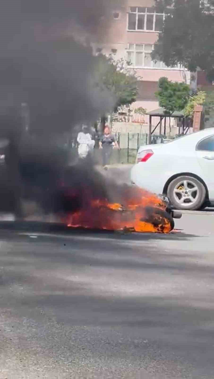 Yol ortasında alev alan motosiklet patlayarak kül oldu
