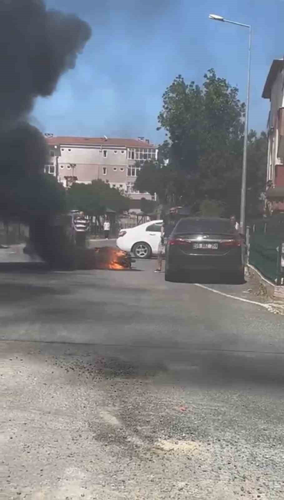 Yol ortasında alev alan motosiklet patlayarak kül oldu