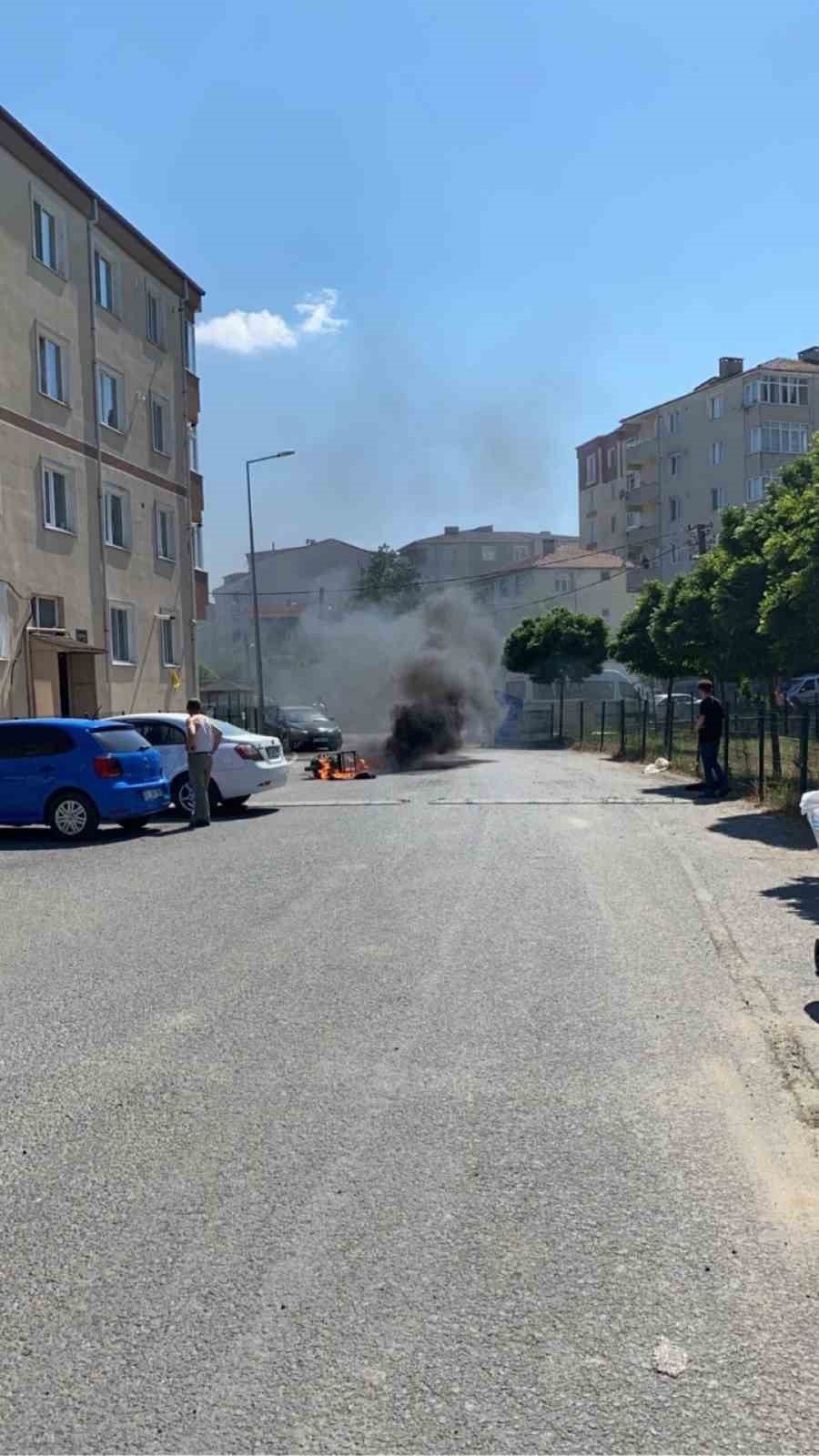 Yol ortasında alev alan motosiklet patlayarak kül oldu