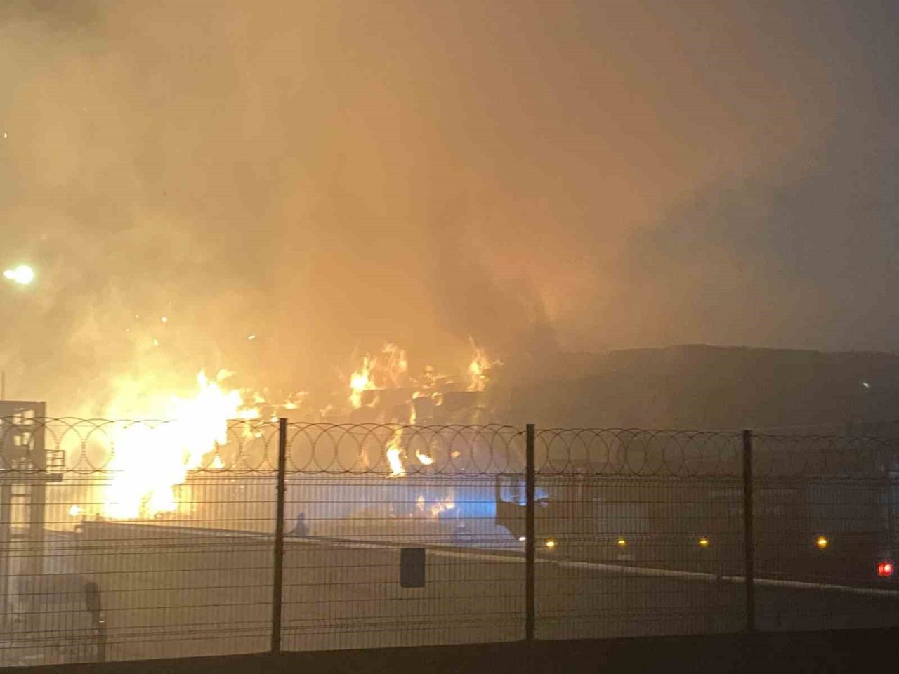 Tekirdağ’da karton fabrikasında yangın: Alevler geceyi aydınlattı