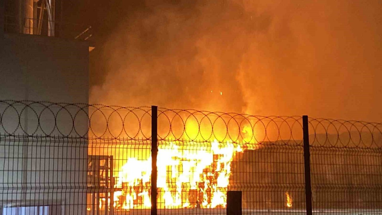 Tekirdağ’da karton fabrikasında yangın: Alevler geceyi aydınlattı