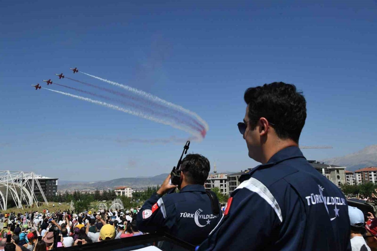 Türk Yıldızları Isparta semalarında nefesleri kesti