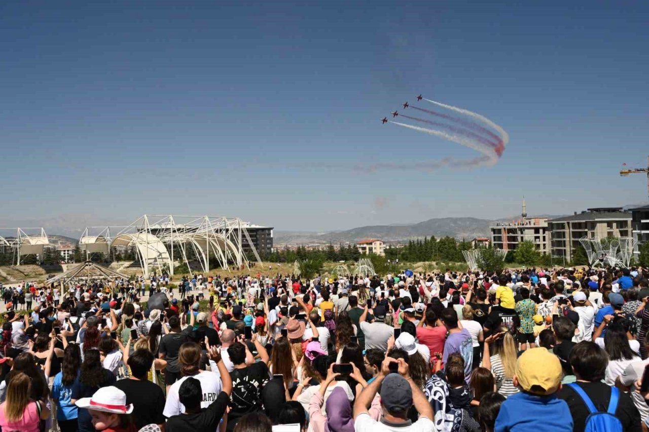 Türk Yıldızları Isparta semalarında nefesleri kesti