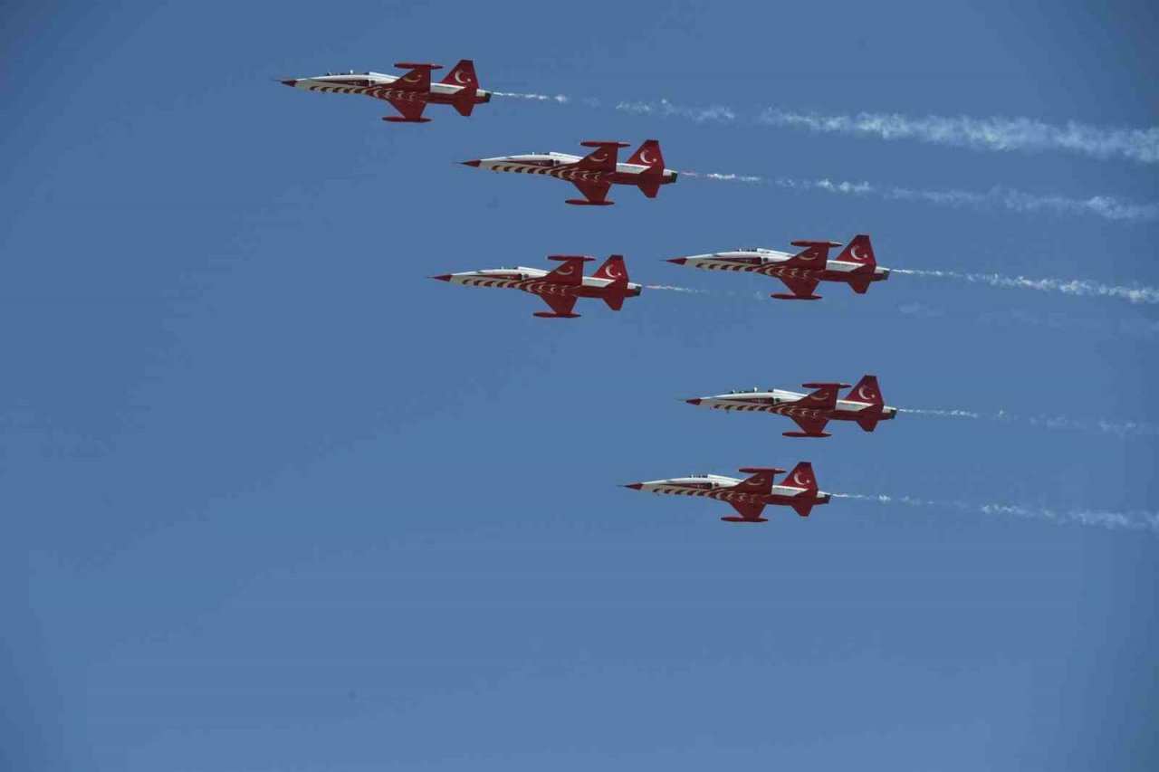 Türk Yıldızları Isparta semalarında nefesleri kesti