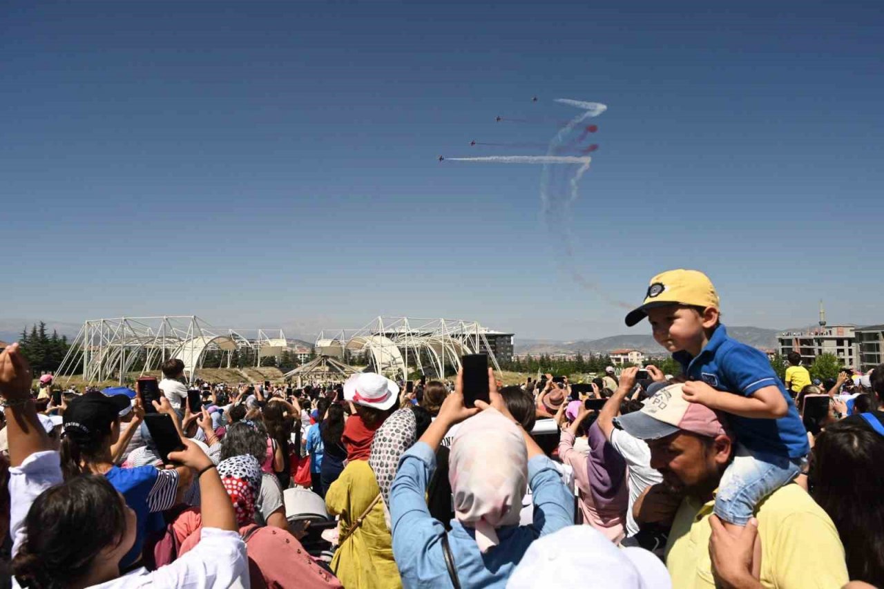 Türk Yıldızları Isparta semalarında nefesleri kesti