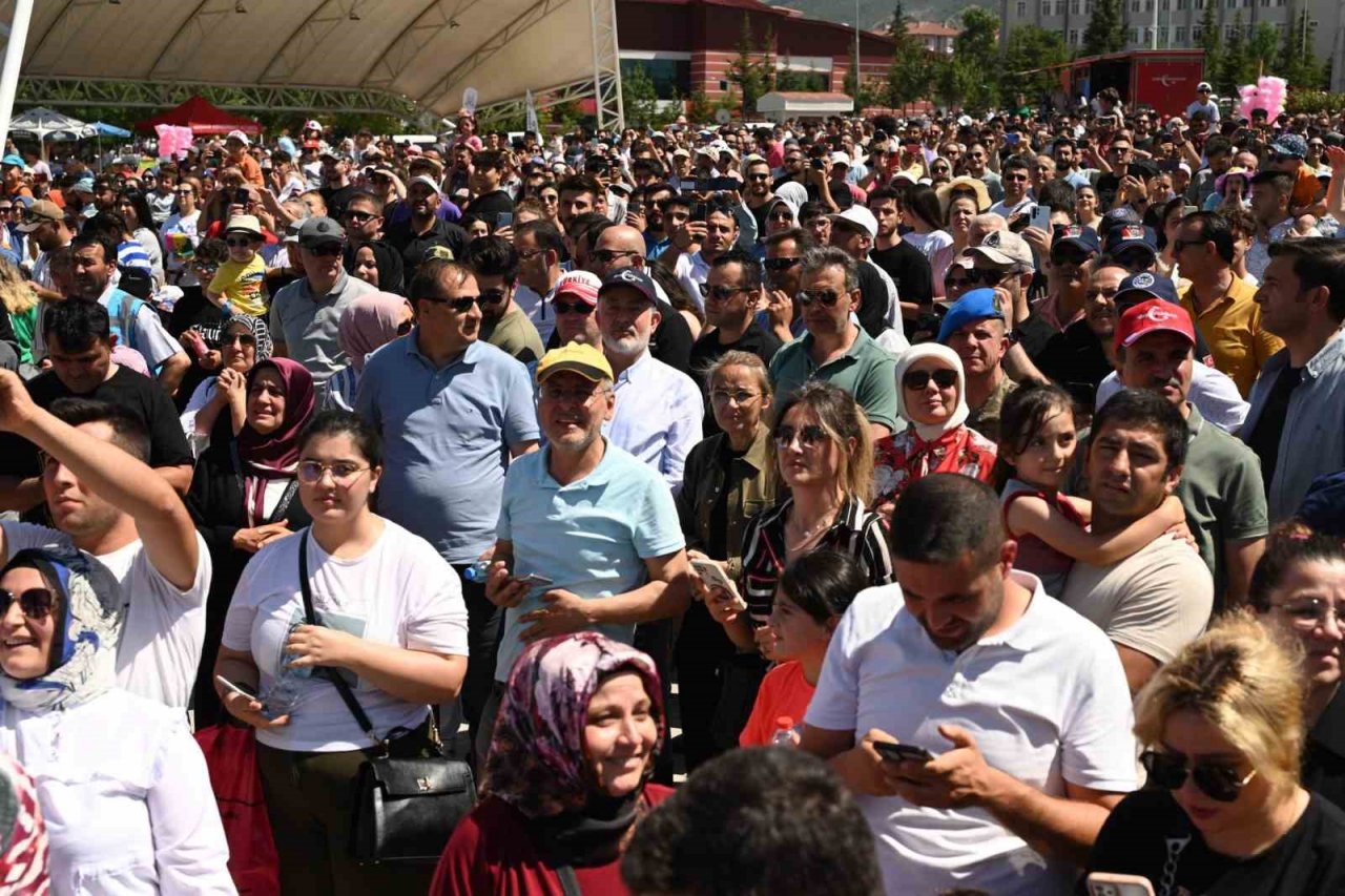 Türk Yıldızları Isparta semalarında nefesleri kesti