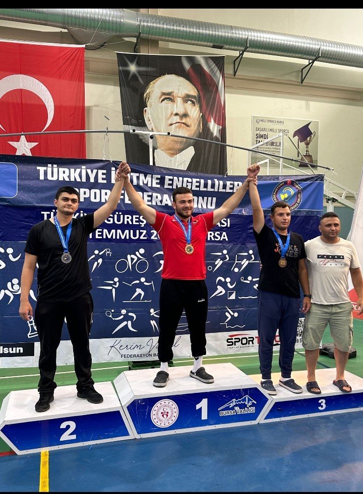 İşitme engelli güreşçilerden 2 podyum geldi