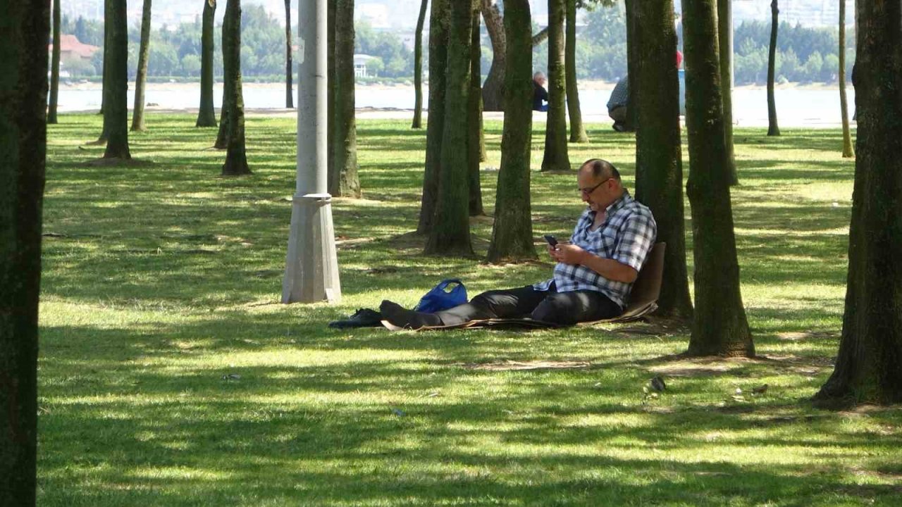 Kavurucu çöl sıcağında vatandaşlar gölgelik alanlara, çocuklar ise süs havuzuna koştu