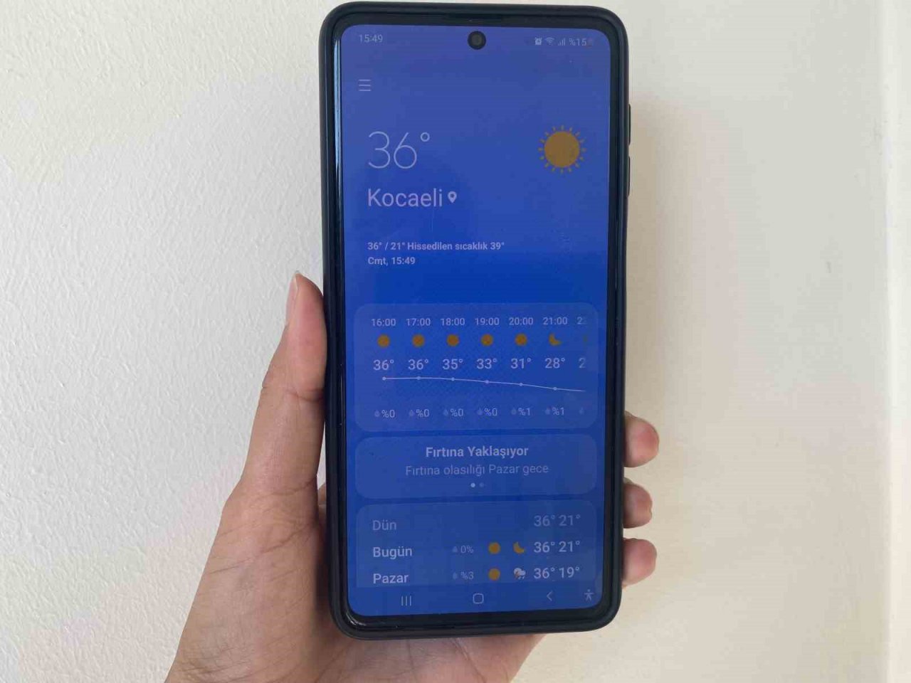 Kavurucu çöl sıcağında vatandaşlar gölgelik alanlara, çocuklar ise süs havuzuna koştu