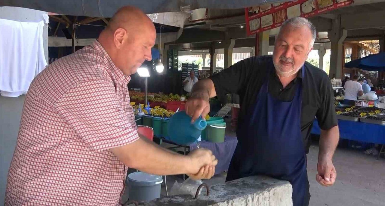 Kavurucu çöl sıcağında vatandaşlar gölgelik alanlara, çocuklar ise süs havuzuna koştu