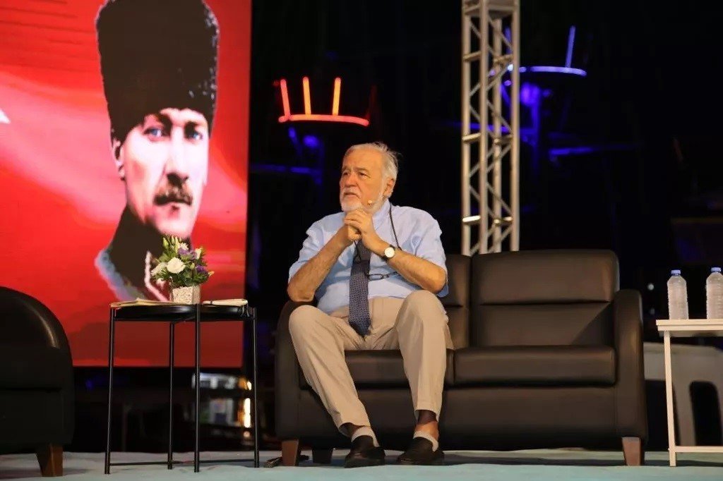 Ünlü tarihçi ve yazar Ortaylı: “Hayatınızı dizler değil, kitaplar doldursun”