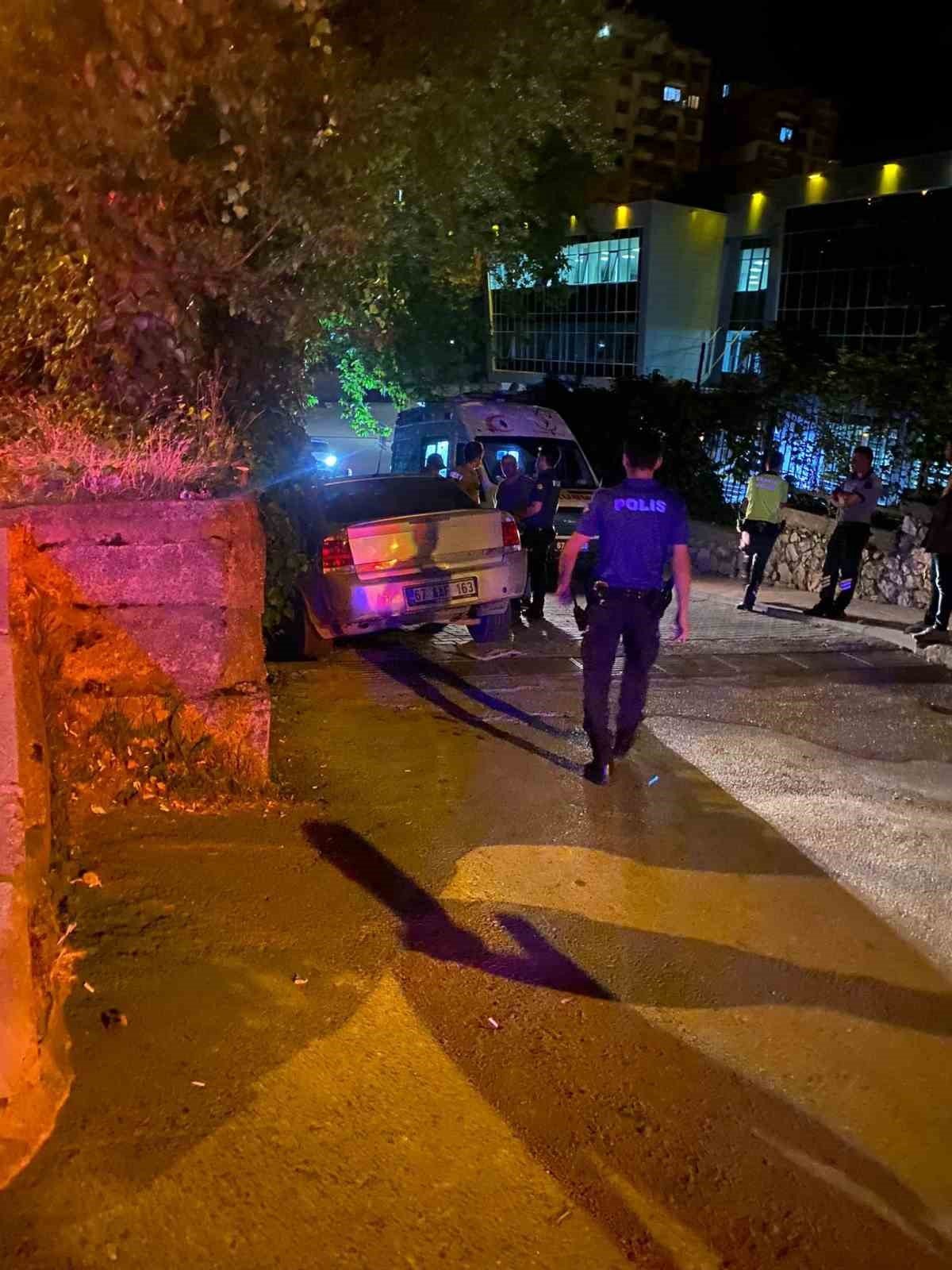 Araç içerisinde sıkışarak yaralandı