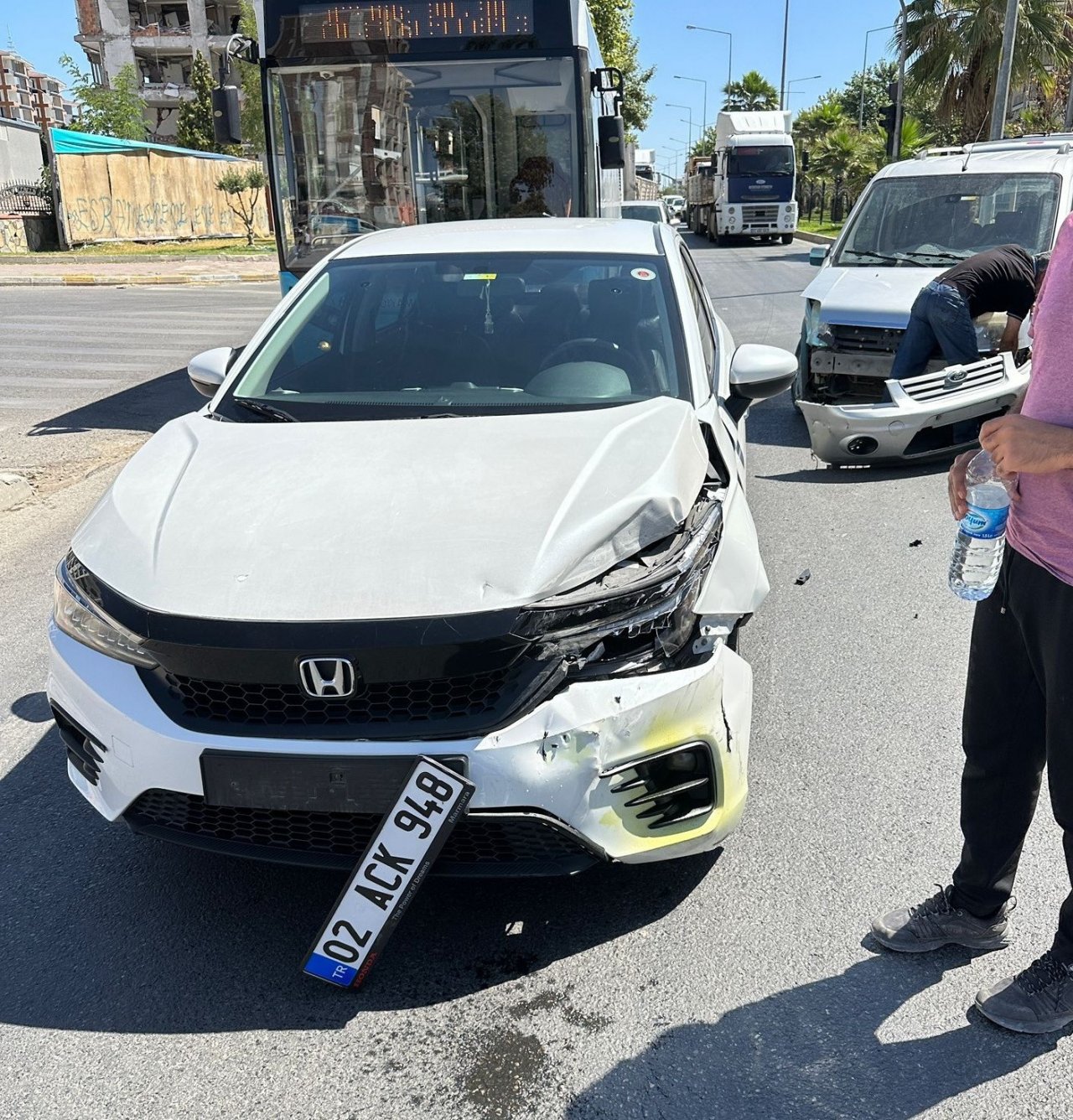 Hafif ticari araç ile otomobil çarpıştı: 1 yaralı