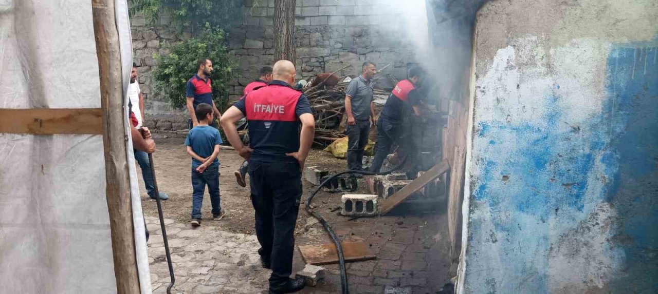 Ağrı’da ahırda çıkan yangın korkuttu