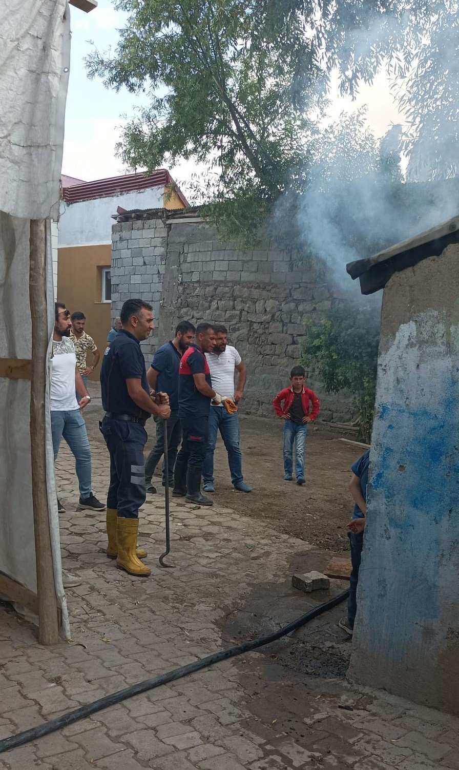 Ağrı’da ahırda çıkan yangın korkuttu