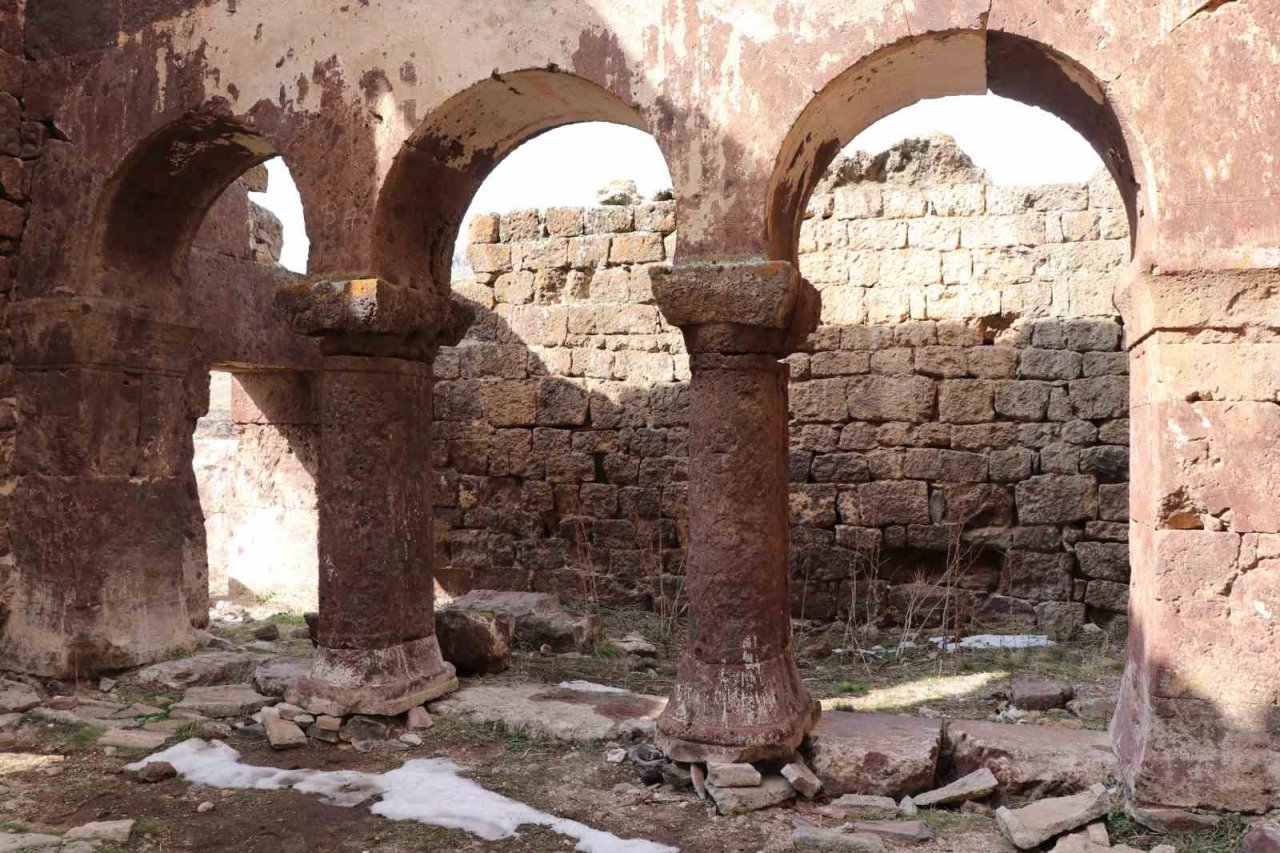 Kızıl Kilise bin 500 yıllık tarihi ile ziyaretçilerini cezbediyor