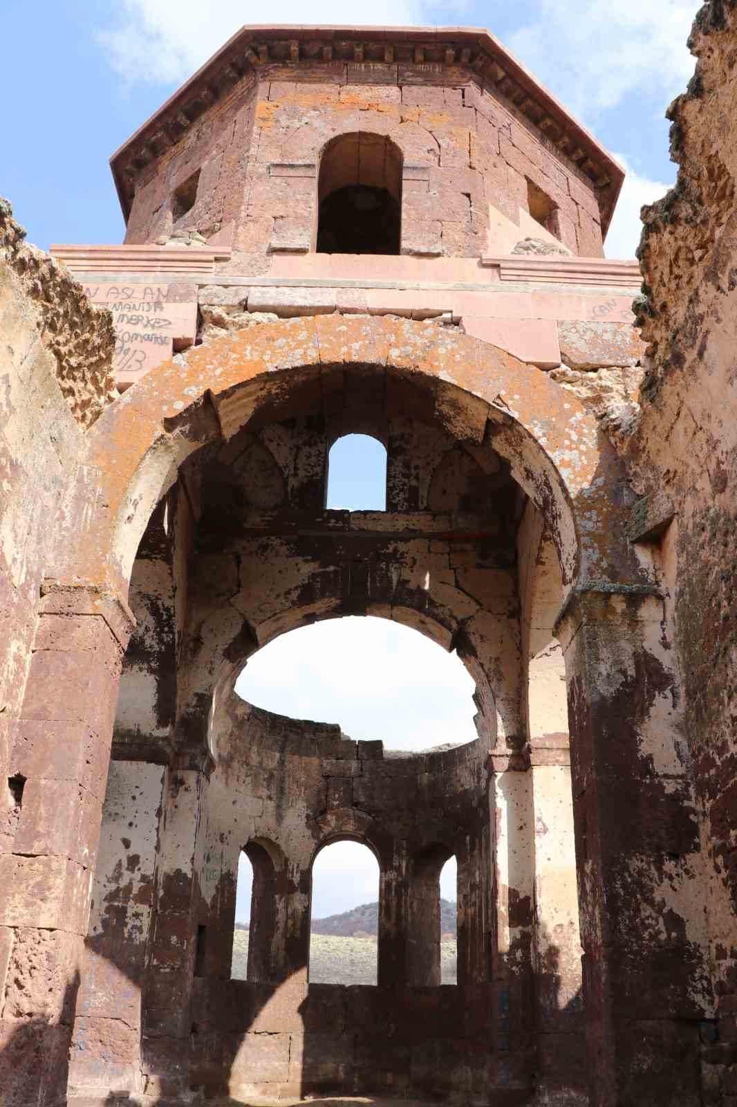 Kızıl Kilise bin 500 yıllık tarihi ile ziyaretçilerini cezbediyor