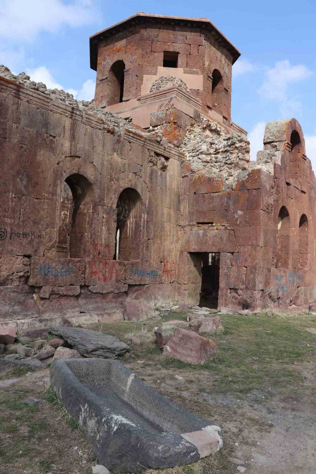 Kızıl Kilise bin 500 yıllık tarihi ile ziyaretçilerini cezbediyor