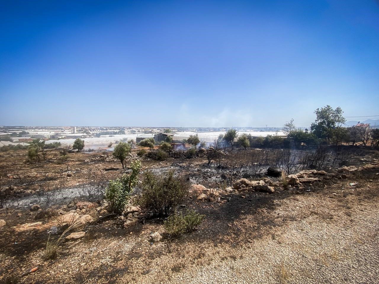 Antalya’da çalılık alanda çıkan yangın kovanları küle çevirdi