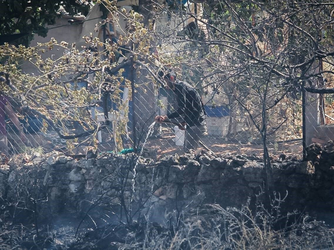 Antalya’da çalılık alanda çıkan yangın kovanları küle çevirdi