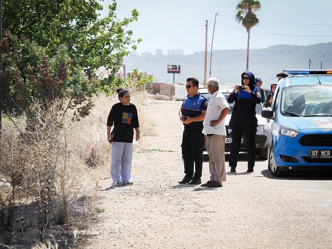 Antalya’da çalılık alanda çıkan yangın kovanları küle çevirdi