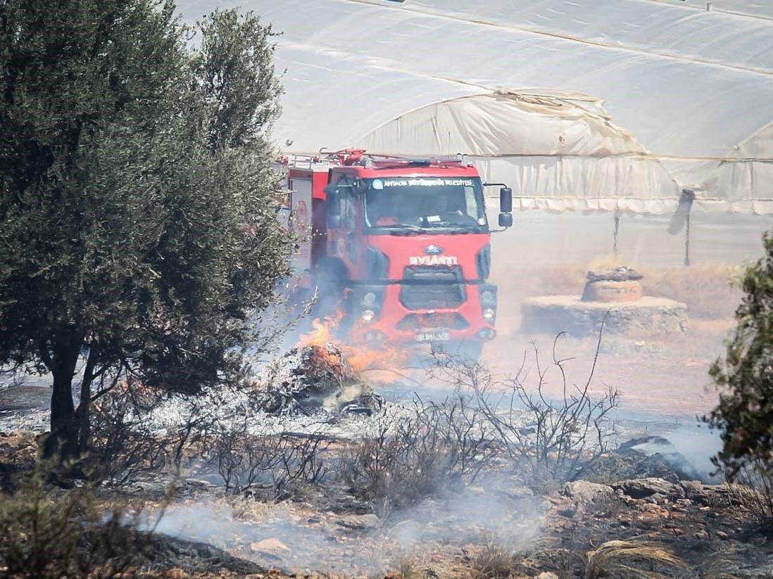 Antalya’da çalılık alanda çıkan yangın kovanları küle çevirdi
