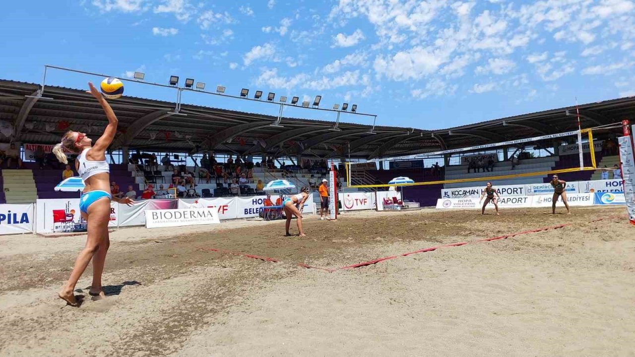 Artvin’de uluslararası plaj voleybol turnuvası devam ediyor