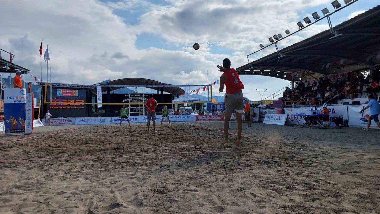 Artvin’de uluslararası plaj voleybol turnuvası devam ediyor
