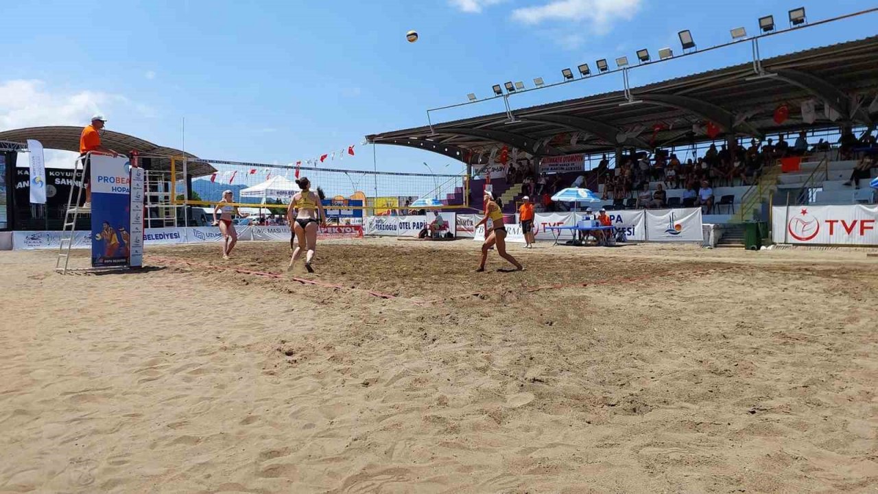 Artvin’de uluslararası plaj voleybol turnuvası devam ediyor