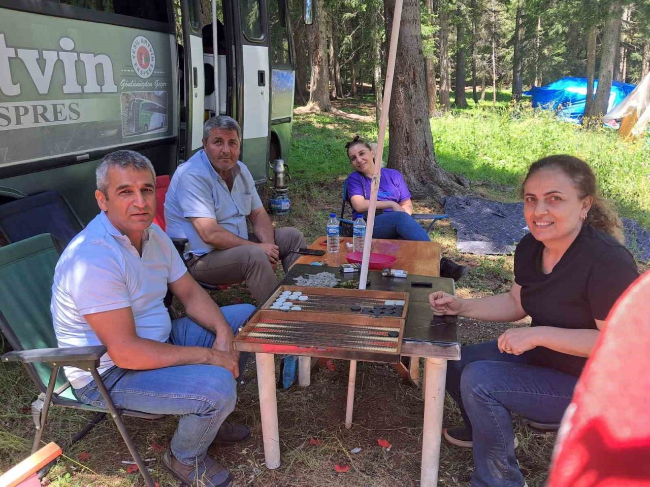 Artvin’de sıcaklardan bunalanlar yayla şenliğine akın etti