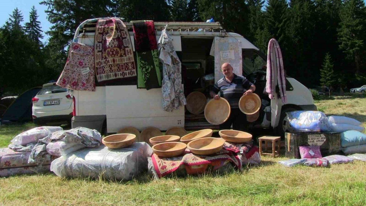 Artvin’de sıcaklardan bunalanlar yayla şenliğine akın etti
