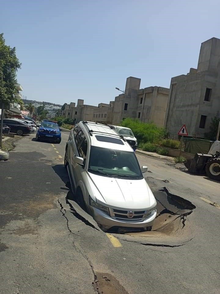 Asfalt yarıldı, içine araç düştü