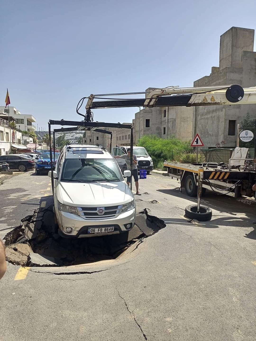 Asfalt yarıldı, içine araç düştü