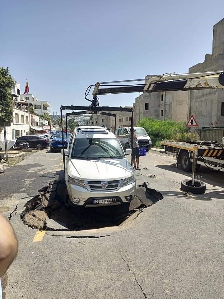 Asfalt yarıldı, içine araç düştü