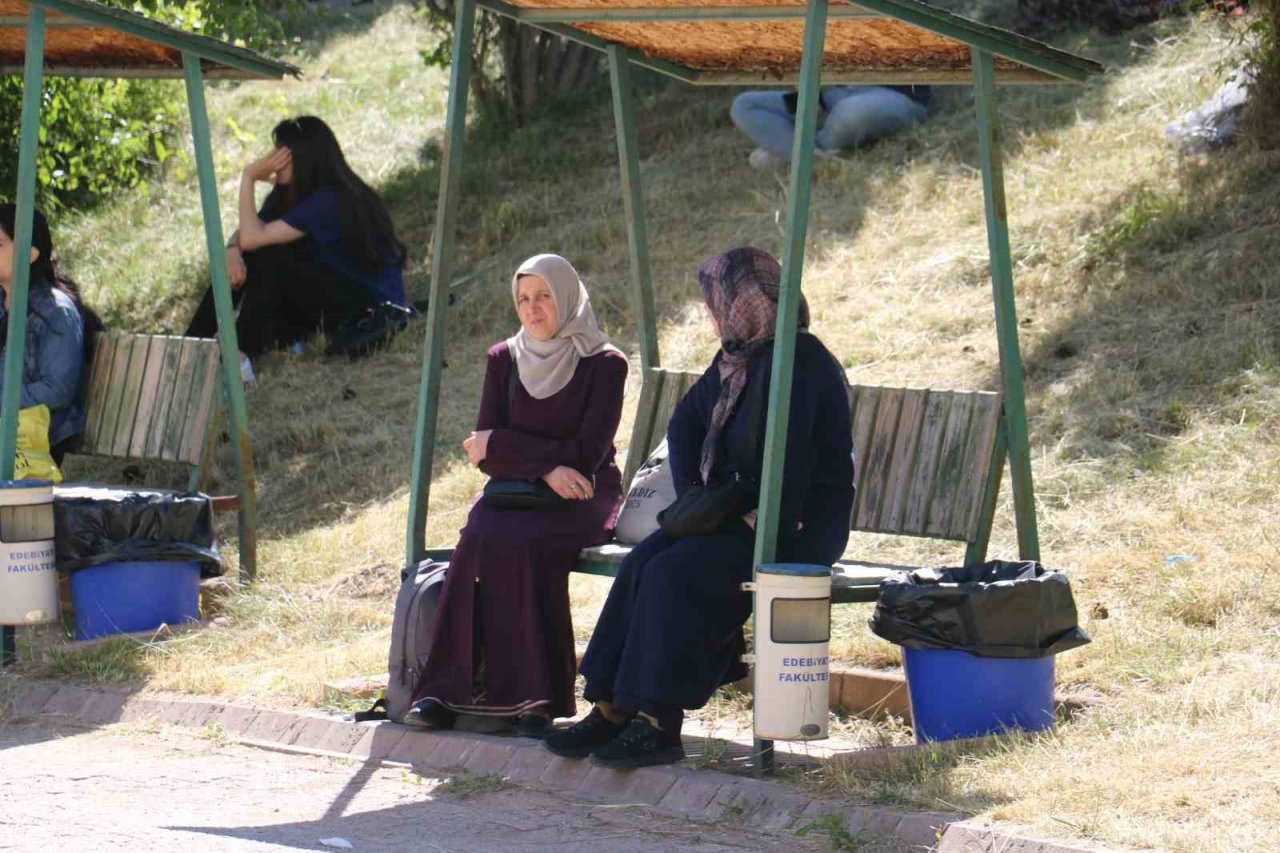 "Binanın önünde bekliyordum" dese de içeri alınmadı