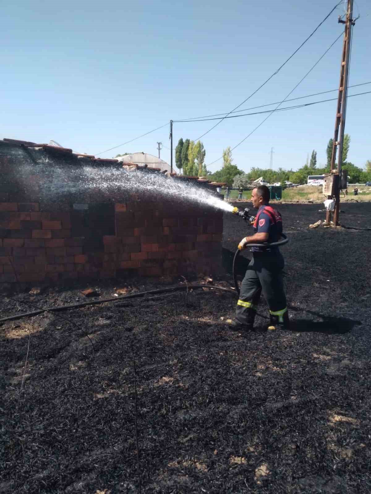 Burdur’da 40 dönüm buğday tarlası yangında küle döndü