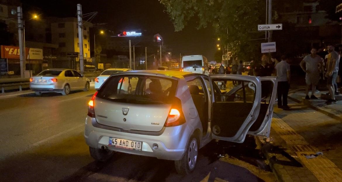 Hızla ilerleyen otomobil servis aracına çarptı : 5 yaralı